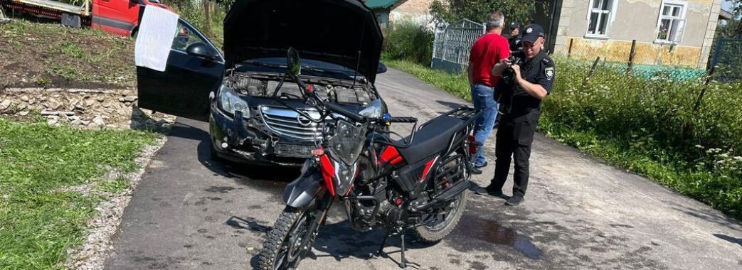 На Яворівщині п’яний мотоцикліст виїхав на зустрічну смугу та зіткнувся з автівкою