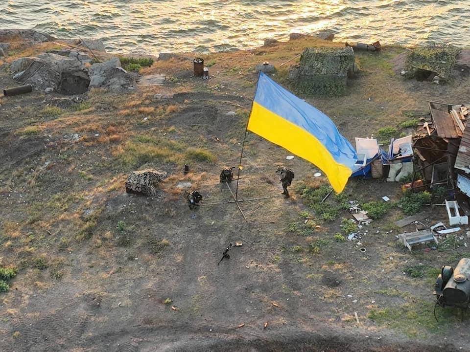 ЗСУ встановили прапор України на острові Зміїний (фото)