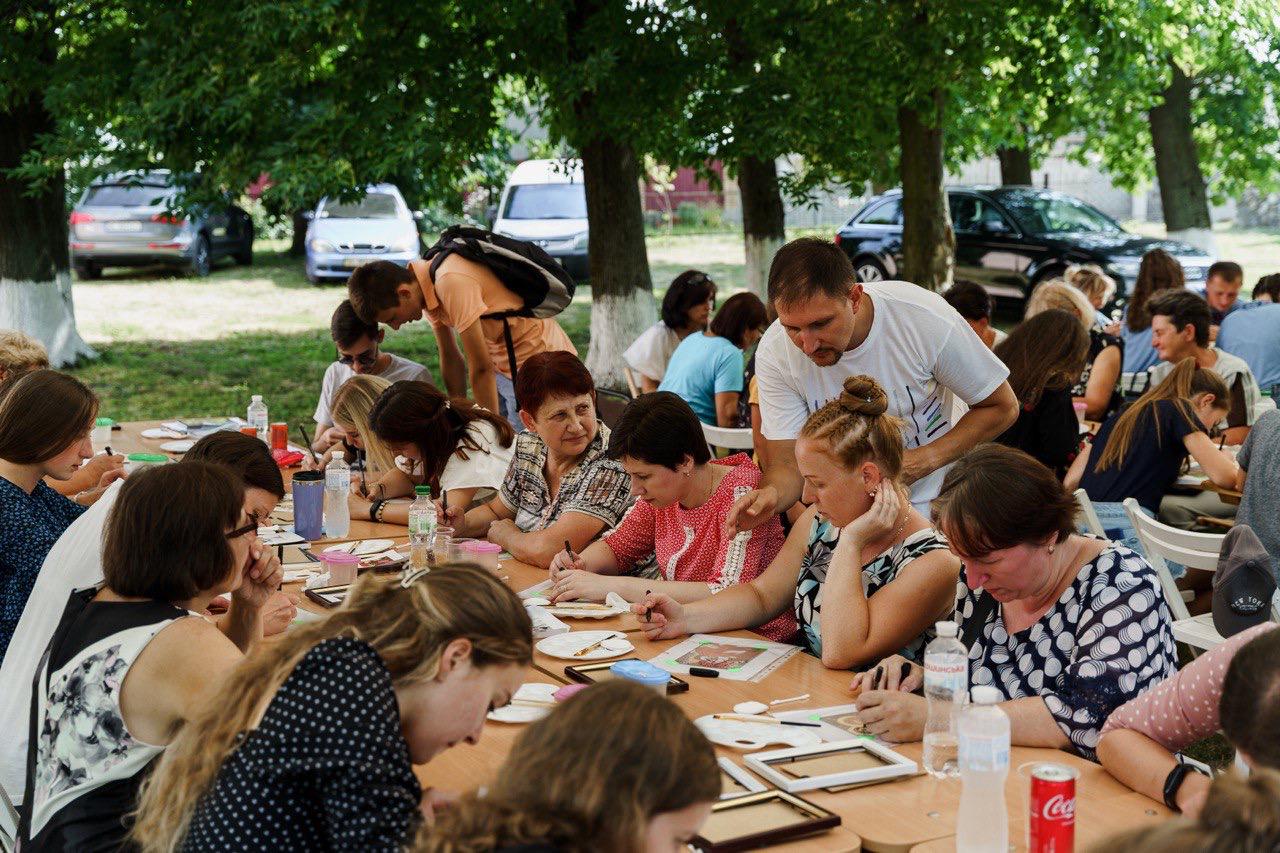 На Яворівщині пишуть ікони, щоб допомогти вимушеним переселенцям