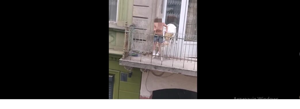 Сам удома: в центрі Львова матір залишила на балконі 4-річну дитину