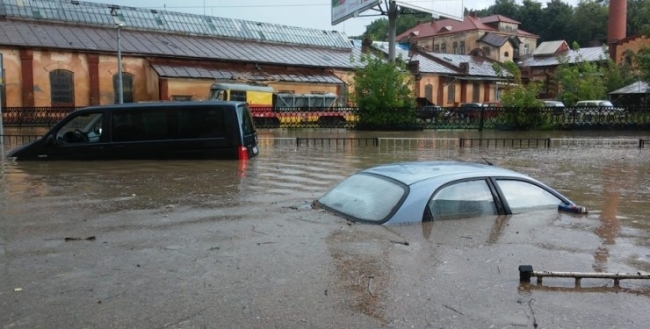 На Львівщині ліквідовують наслідки негоди: є райони без світла