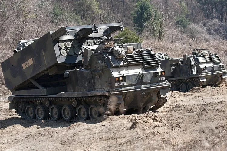 Добра компанія для HIMARS: далекобійні РСЗВ-М270 вже в Україні