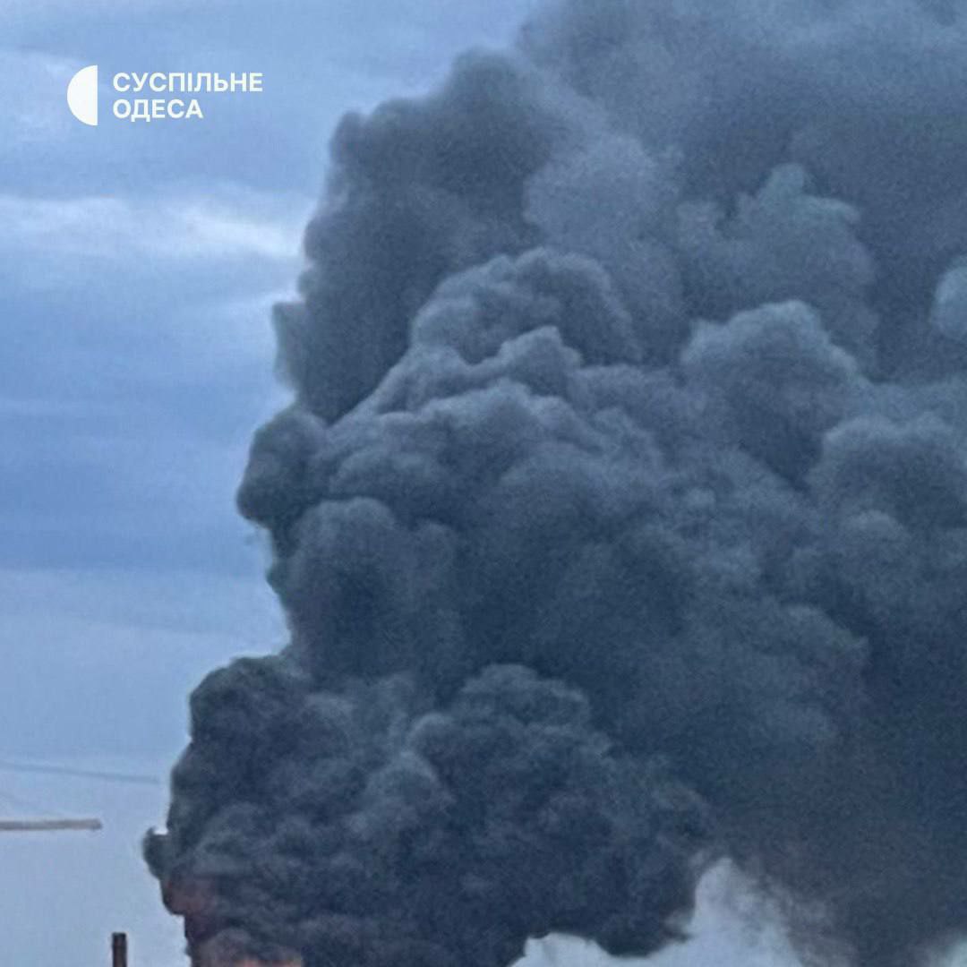 росіяни вранці атакували Одесу: горить цивільний об’єкт