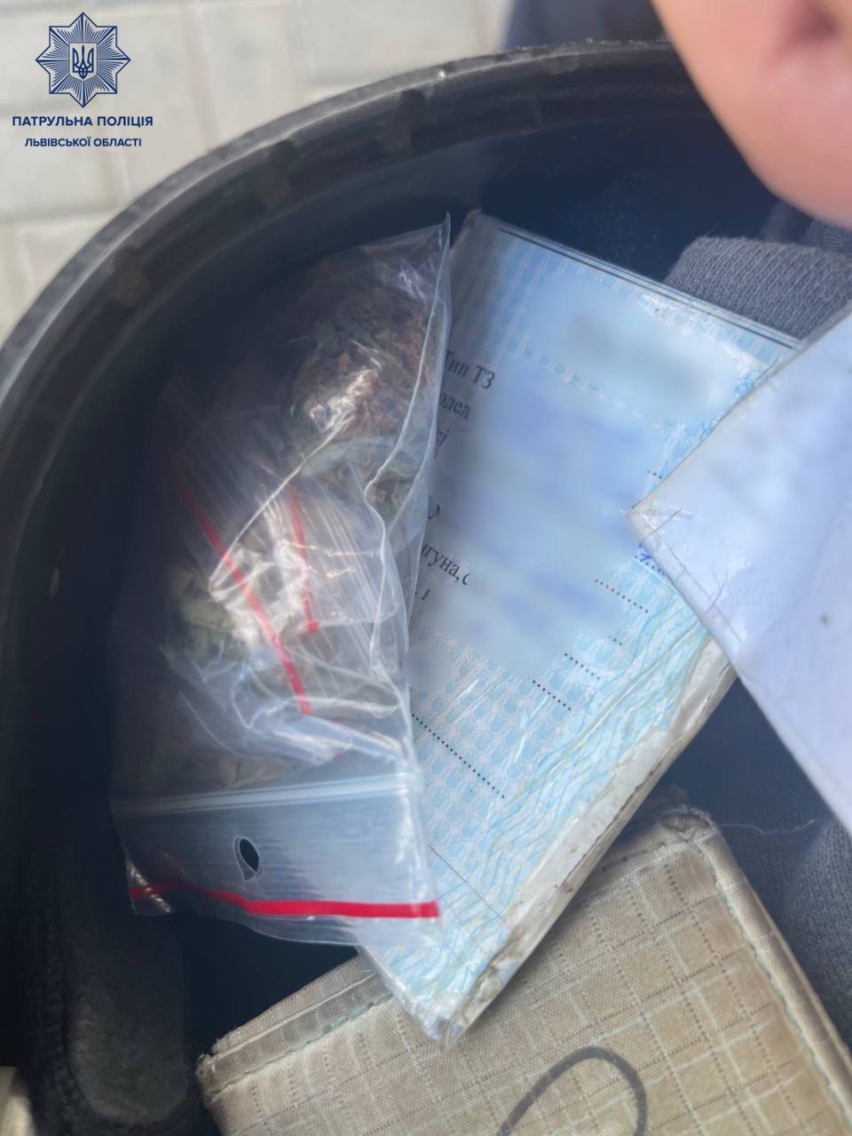 Без посвідчення, але з наркотиками: львівські патрульні затримали скутериста-порушника