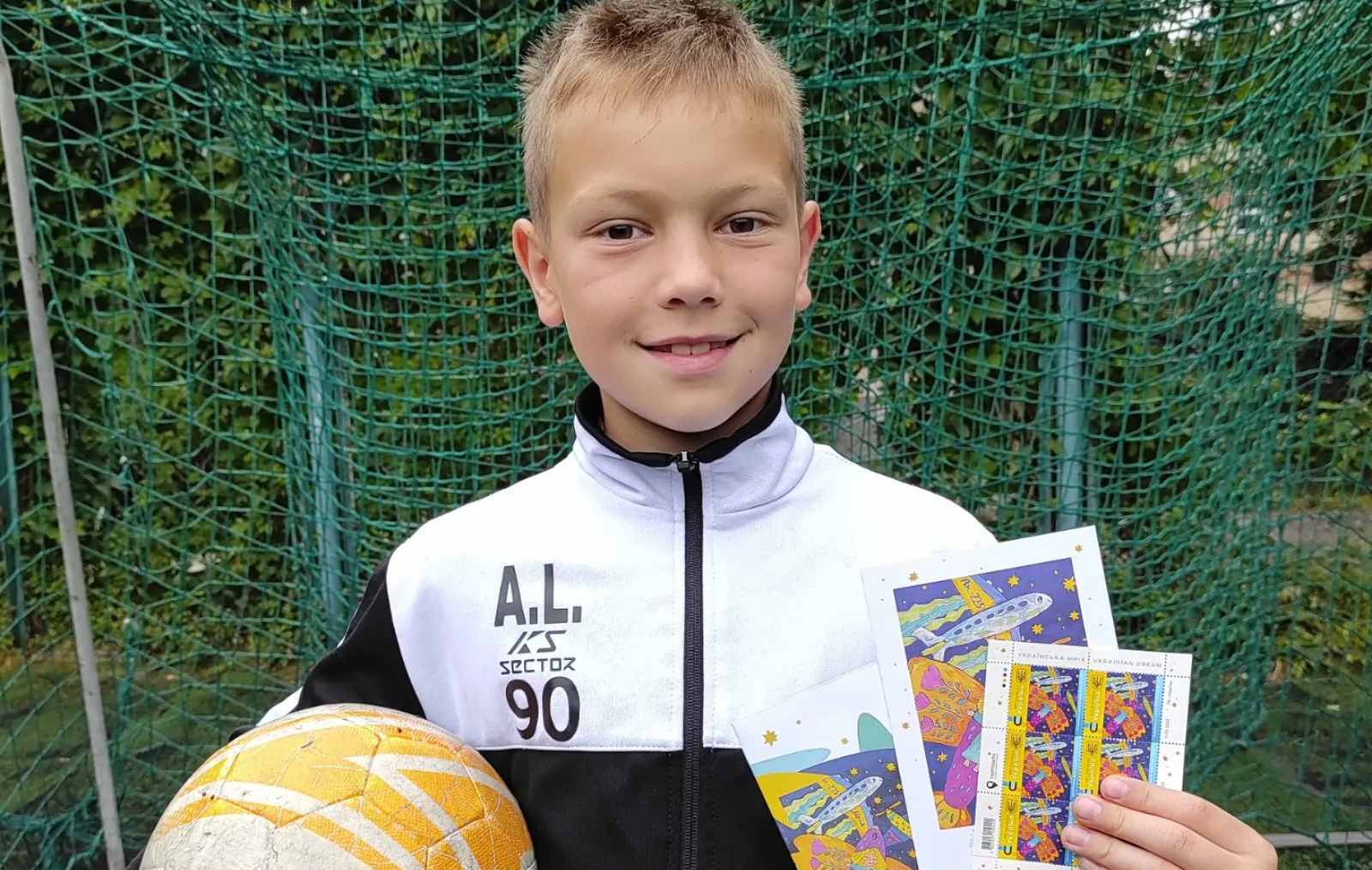 Наша мрія – перемога: 9-річний волонтер збирає гроші на два авто для ЗСУ