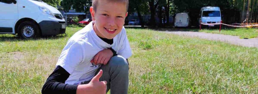9-річний волонтер зі Львова разом з командою зібрав вже 200 тисяч гривень на авто для ЗСУ