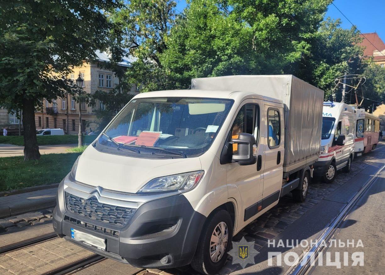 В центрі Львова Citroen Jumper збив 65-річного жителя Сум: чоловіка забрали до лікарні