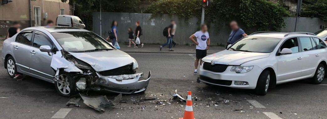 У Львові зіткнулись три авто: один з водіїв був під наркотиками