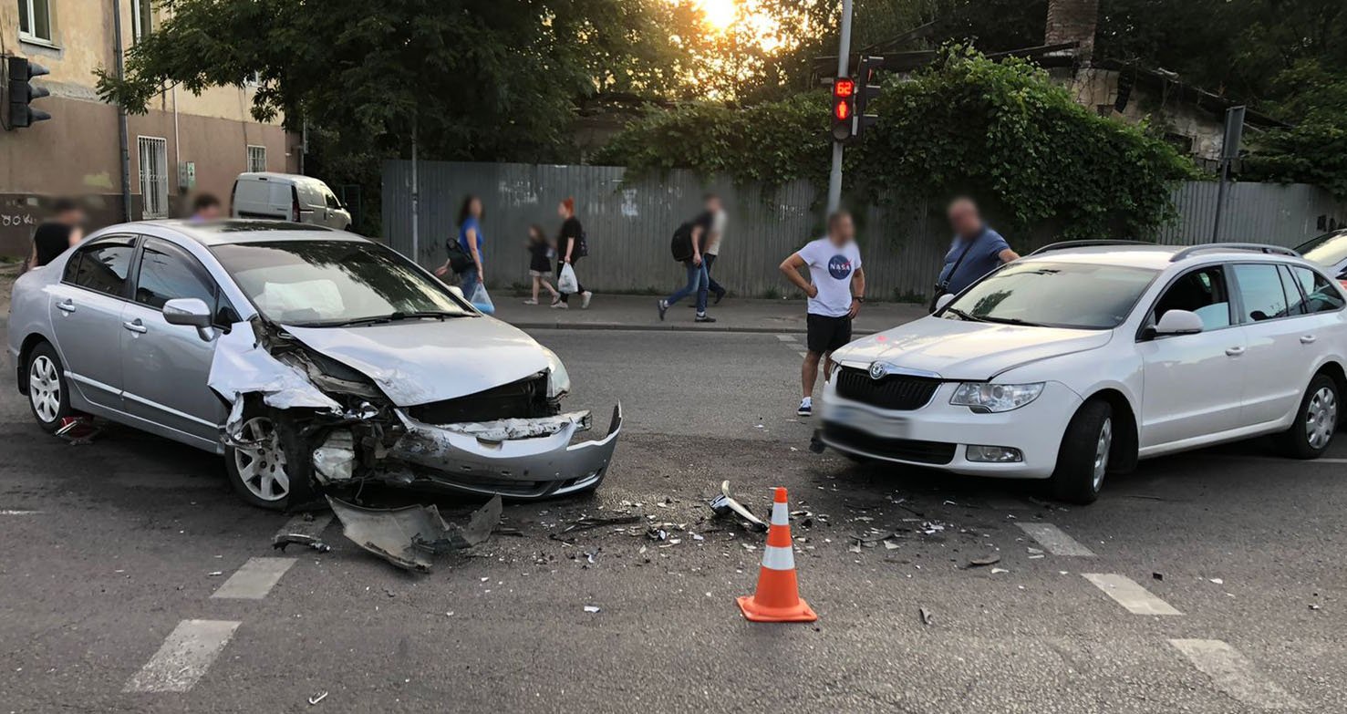У Львові зіткнулись три авто: один з водіїв був під наркотиками