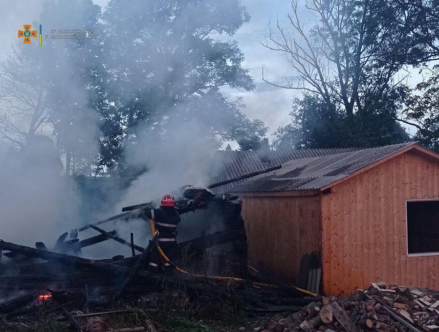 На Самбірщині внаслідок пожежі вщент вигоріла дерев’яна будівля