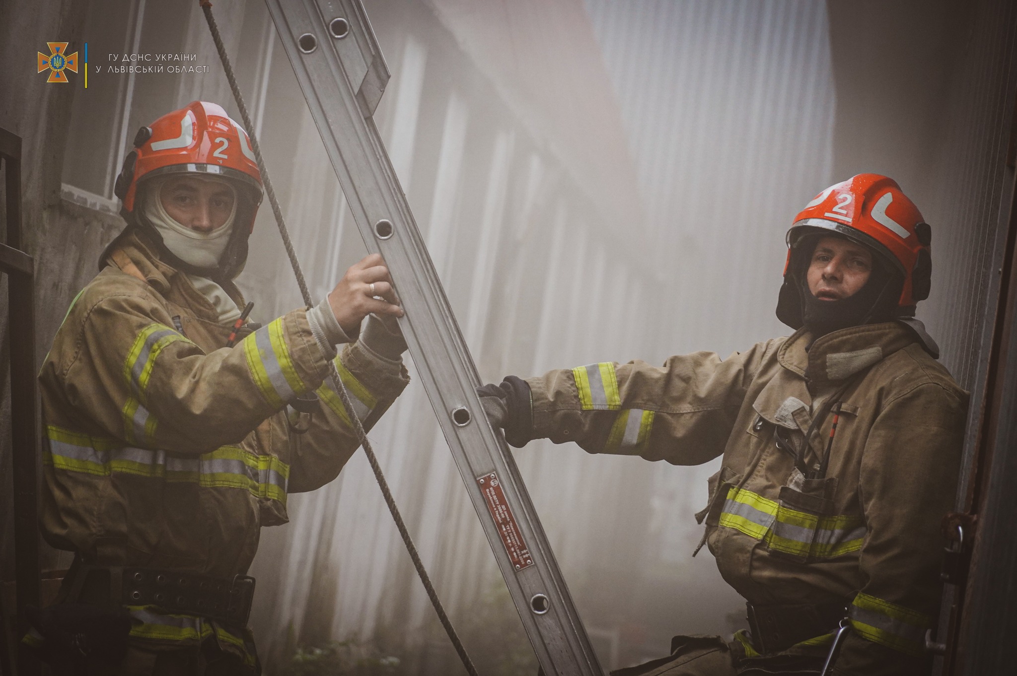 У Львові спалахнула пожежа в ангарі: гасили 38 рятувальників