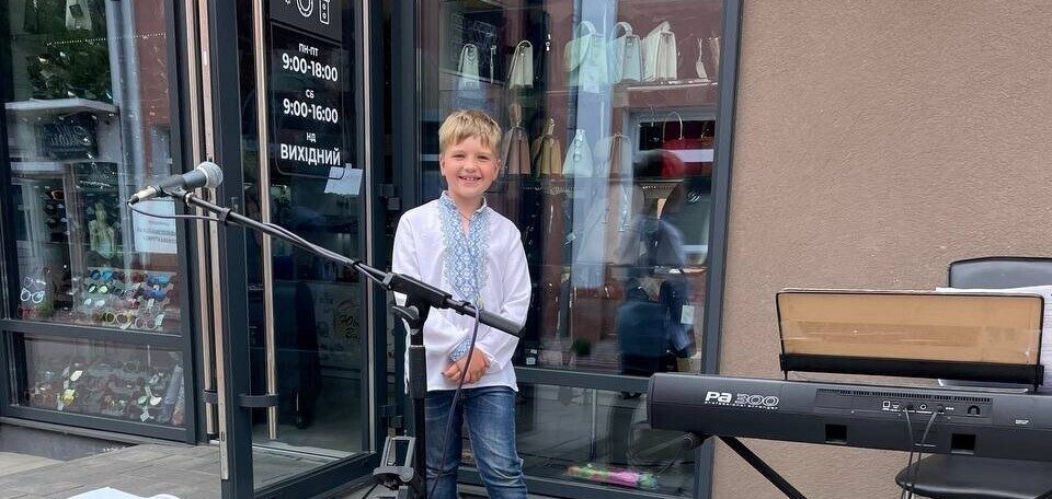 8-річний хлочик п’ятигодинним концертом у Мостиськах зібрав 23 тисячі для ЗСУ