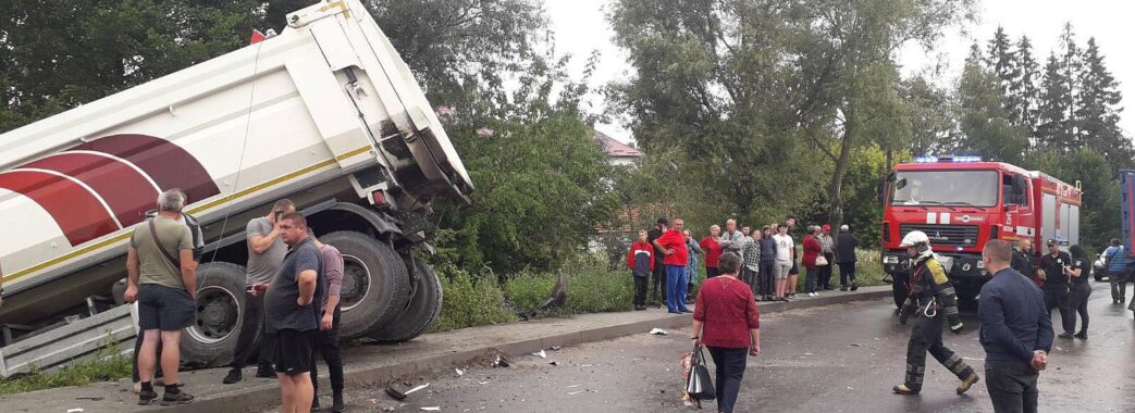 На Львівщині зіткнулися дві вантажівки: водій однієї потрапив до лікарні