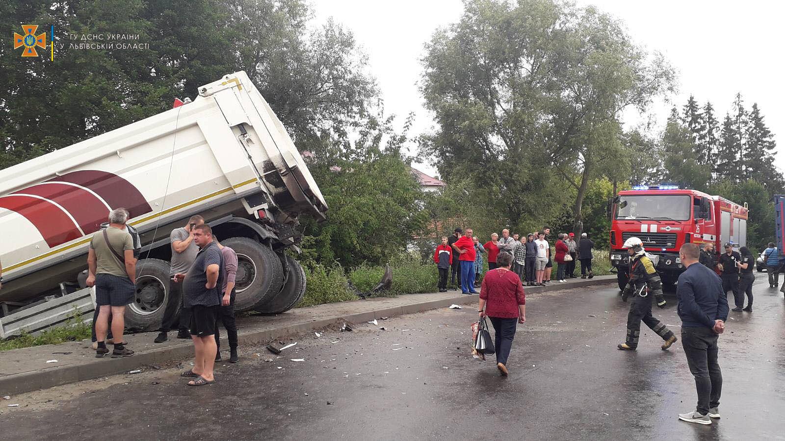 На Львівщині зіткнулися дві вантажівки: водій однієї потрапив до лікарні