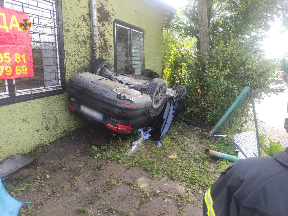 На Пустомитівщині автомобіль влетів у магазин