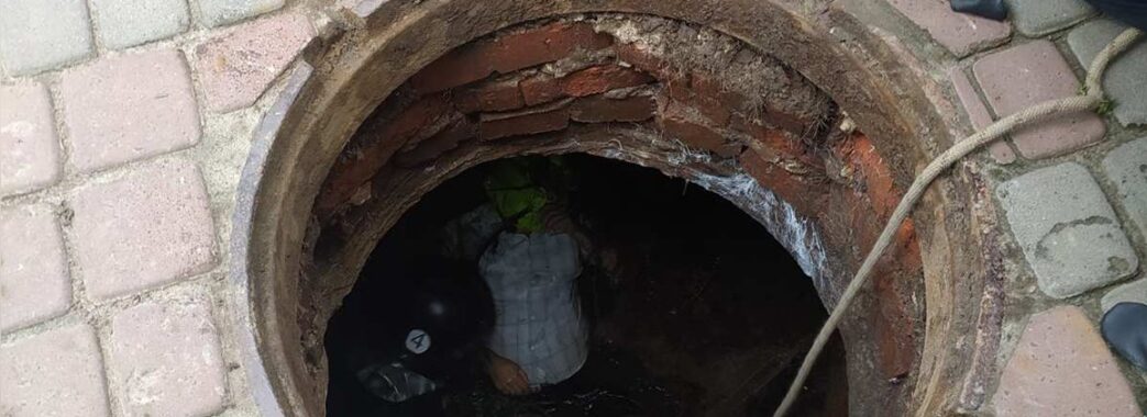 У Львові чоловік провалився у каналізаційний колодязь