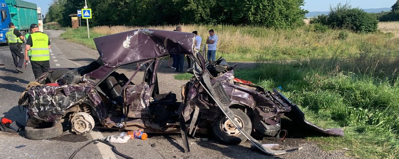 Двоє людей загинули в потрійній аварії під Львовом
