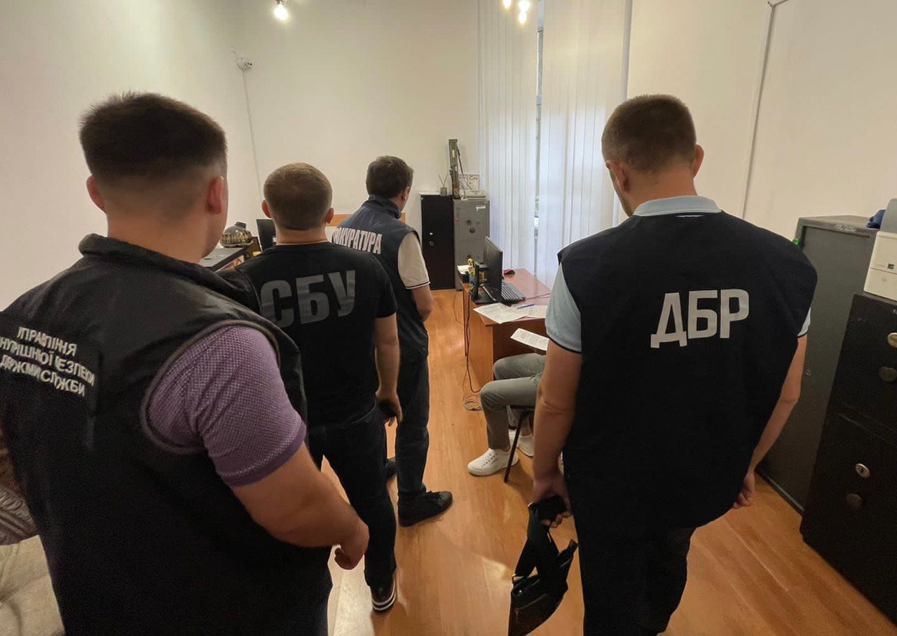 На Львівщині викрили митника, який пропустив через кордон фуру з контрабандою