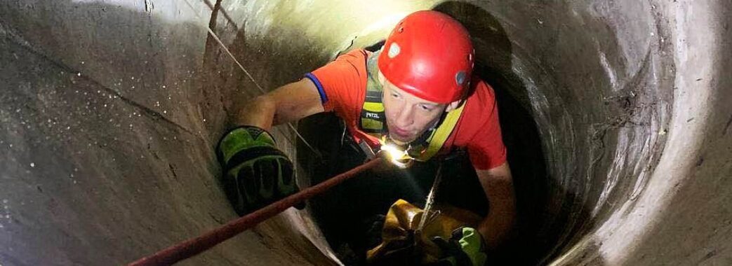 Минулої ночі львівські рятувальники витягнули кота з 9-метрового колодязя