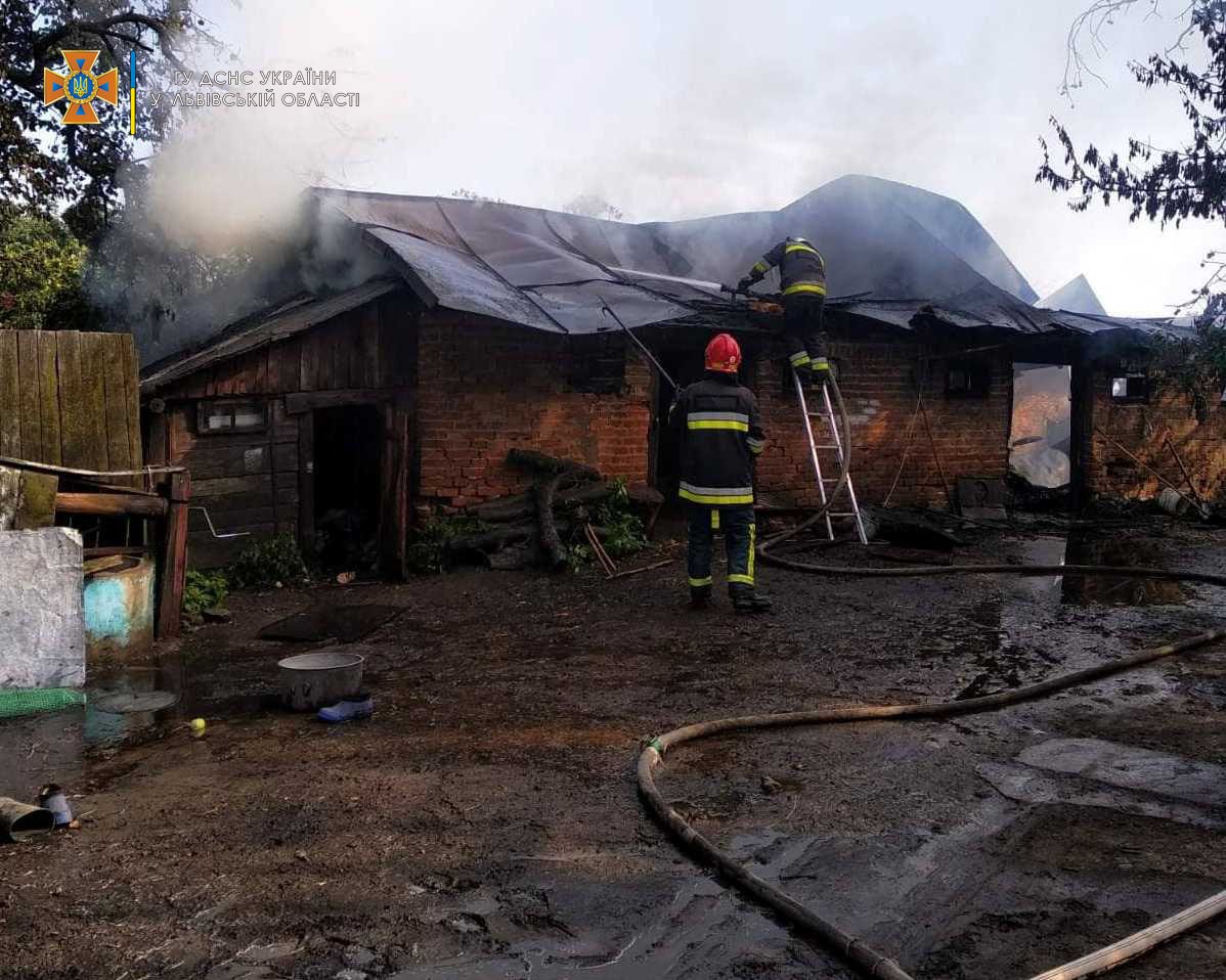 На Червоноградщині вигорів сарай із сіном