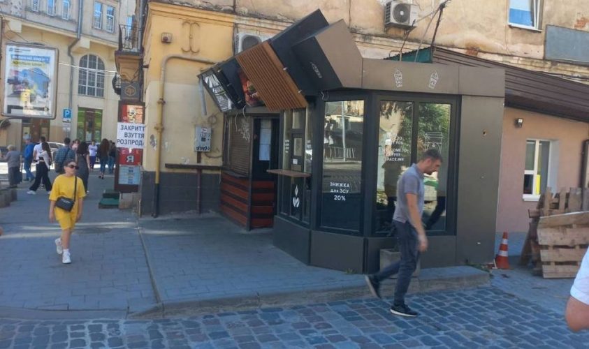 Заважав ремонту тротуару: у центрі Львова демонтували кіоск з шаурмою