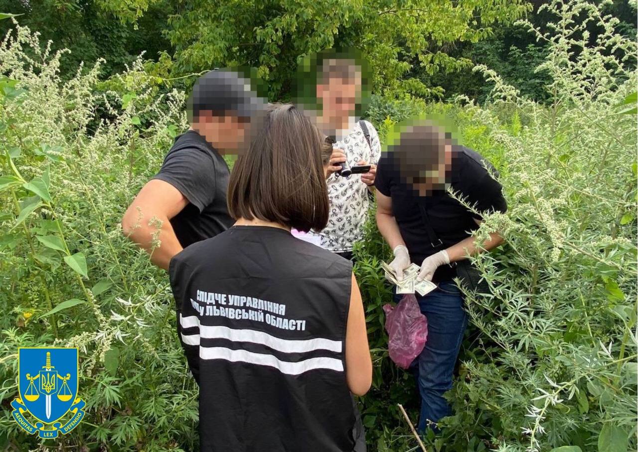 25-річний львів’янин за 4 тисячі доларів допомагав чоловікам виїжджати за кордоном