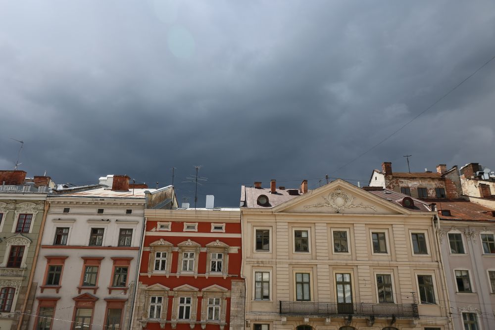 Мешканців Львівщини попереджають про грози