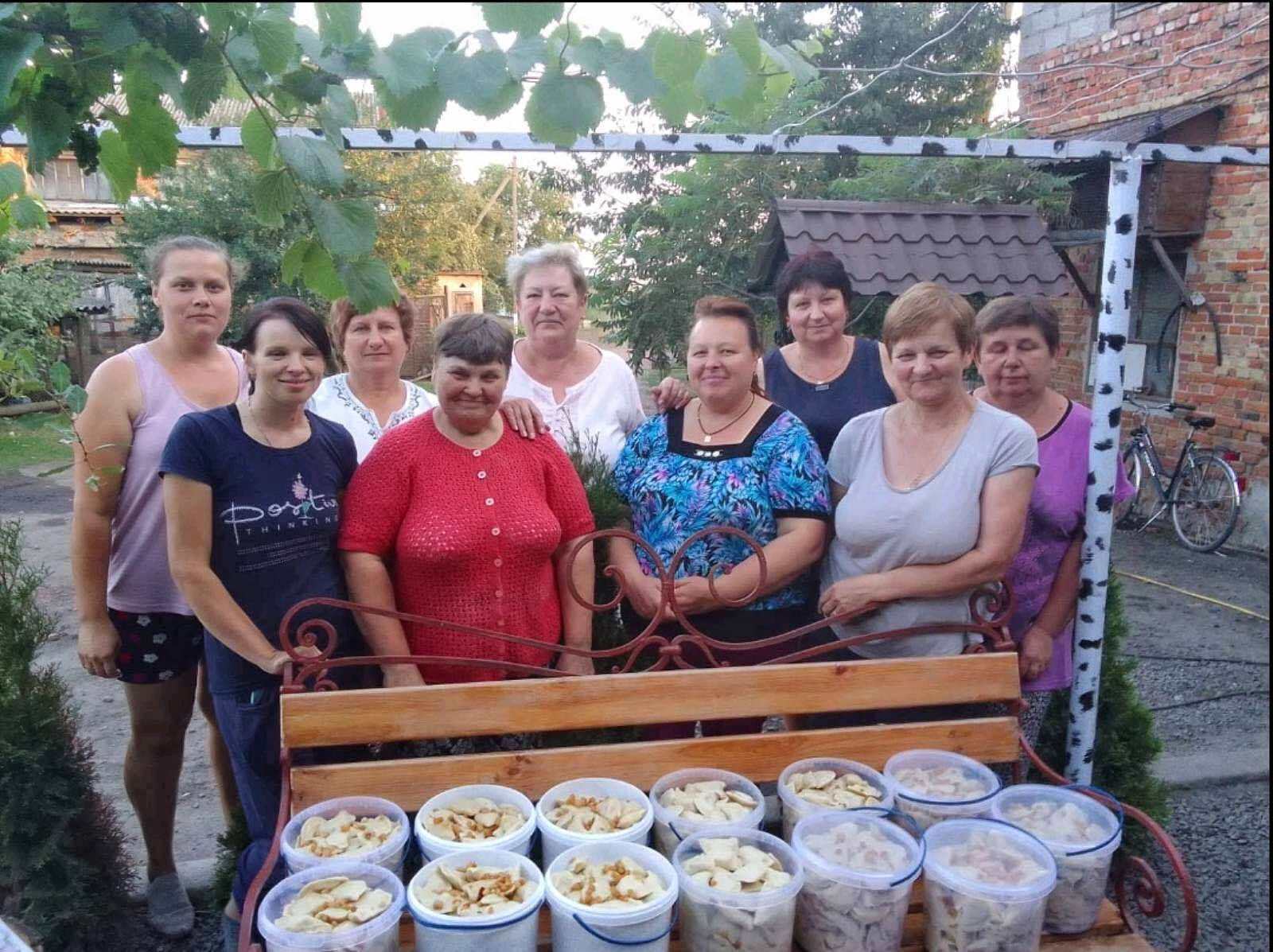 Щонайменше 5 кг кожного дня: мешканці Червоноградщини з початку війни випекли 1000 кг печива для ЗСУ