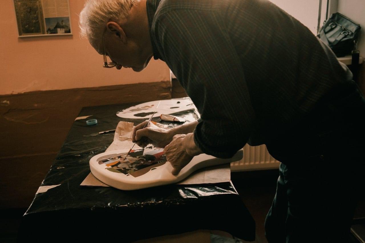 В Сколе художники-переселенці розписують гітари для Бориса Джонсона та Ілона Маска