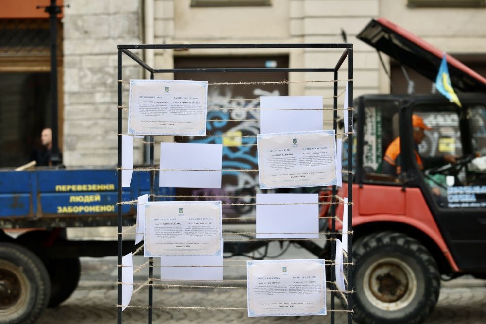 На площі Ринок у Львові виставили дипломи 40 студентів, які загинули у війні з росією (ВІДЕО)