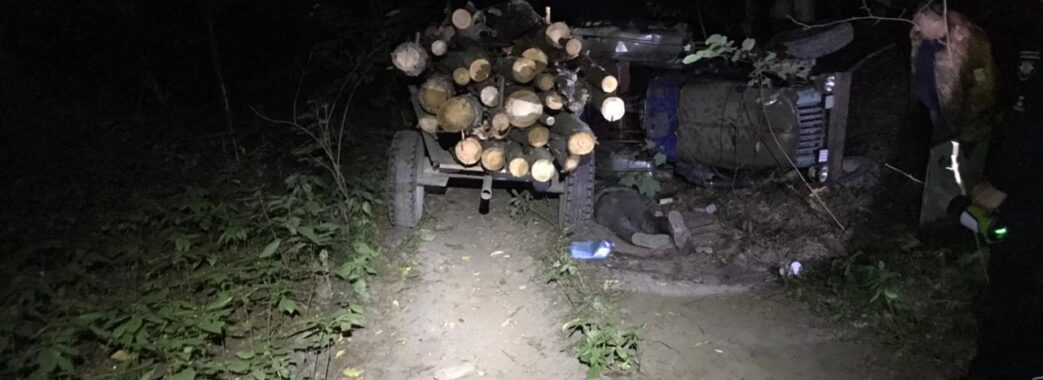 У лісі на Львівщині перекинувся саморобний трактор: водій загинув