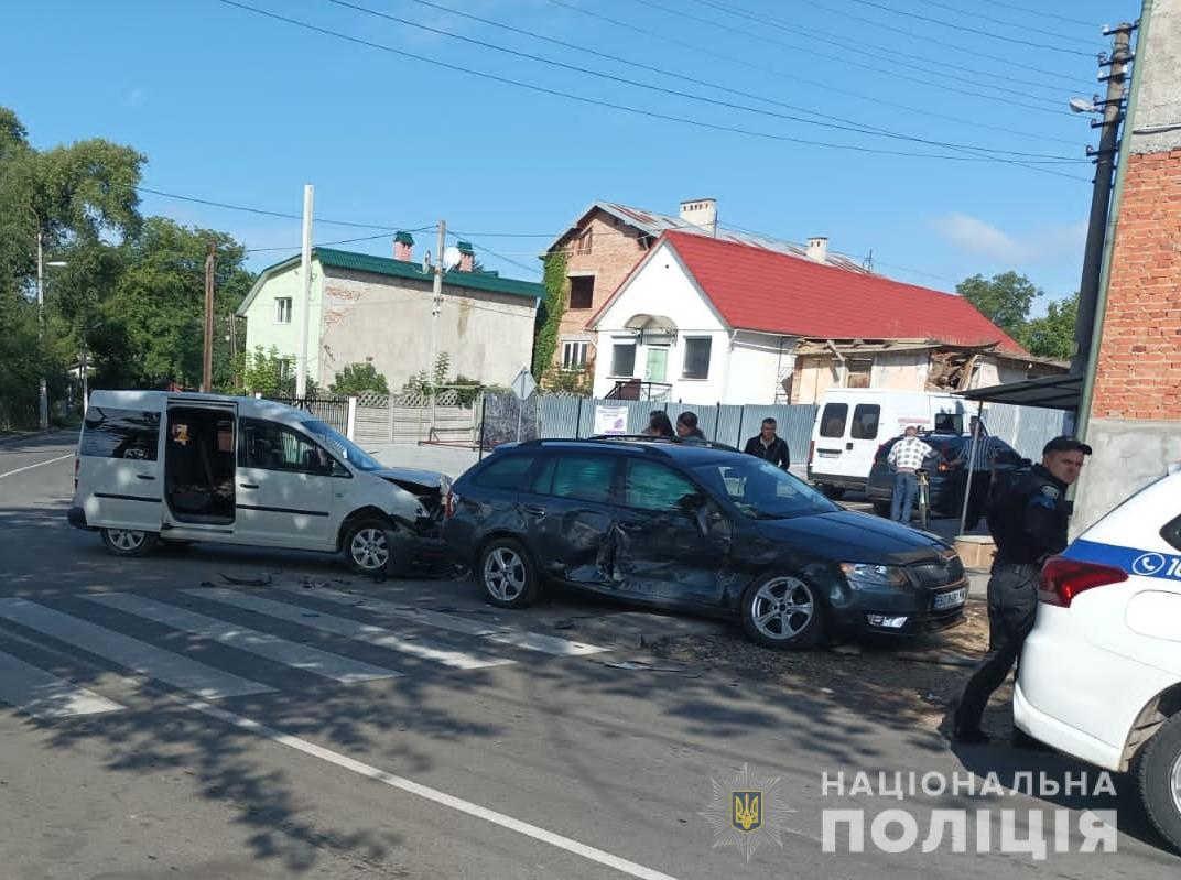 У Самборі жінка в’їхала в дорожній знак, який впав на перехожу