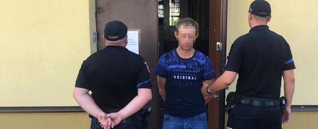 В Радехові чоловік викрав з магазину мобільний телефон і втік