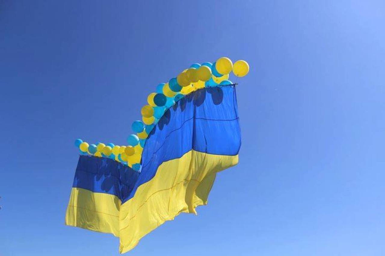 В Авдіївці запустили в небо великий національний прапор (ВІДЕО)