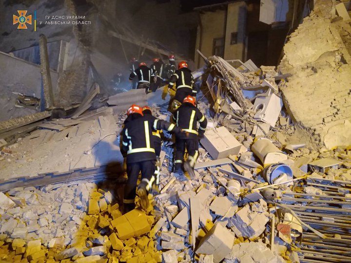 Вночі в центрі Львова обвалився житловий будинок (ВІДЕО)