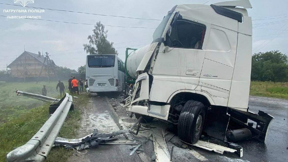 На Стрийщині зіткнулись автобус та бензовоз