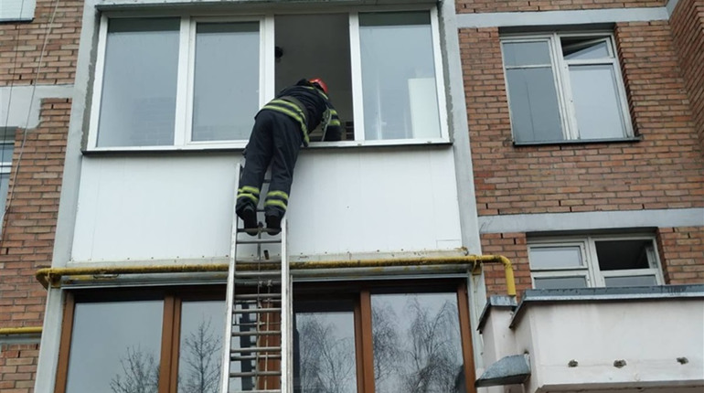 В Соснівці рятувальники допомогли поліції потрапити до квартири, в якій виявили тіло 77-річної жінки