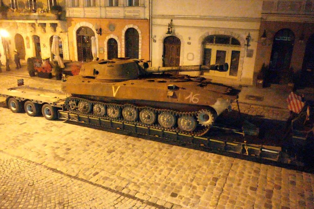 Вночі на площу Ринок у Львові завезли знищену російську військову техніку