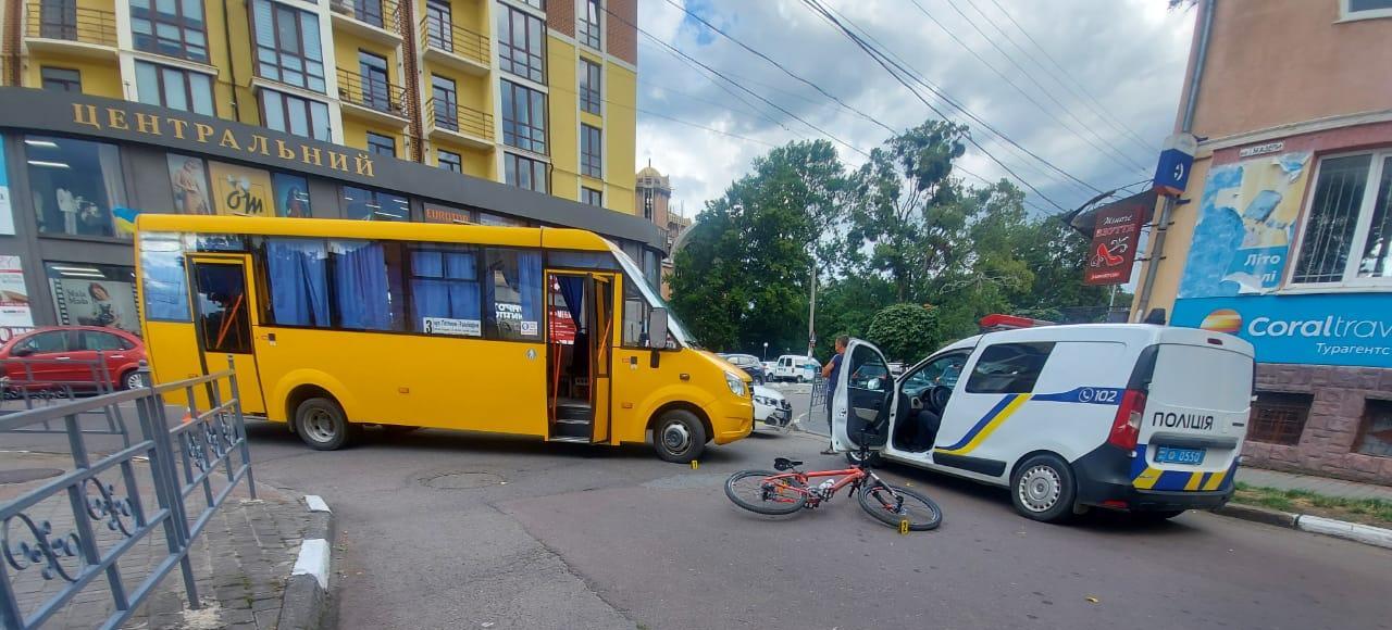 24-річний стриянин на велосипеді в’їхав в автобус