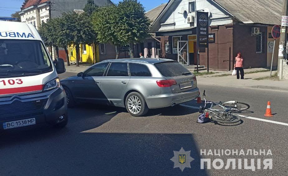 У Раві-Руській автівка зіткнулась з велосипедистом: постраждала одна людина