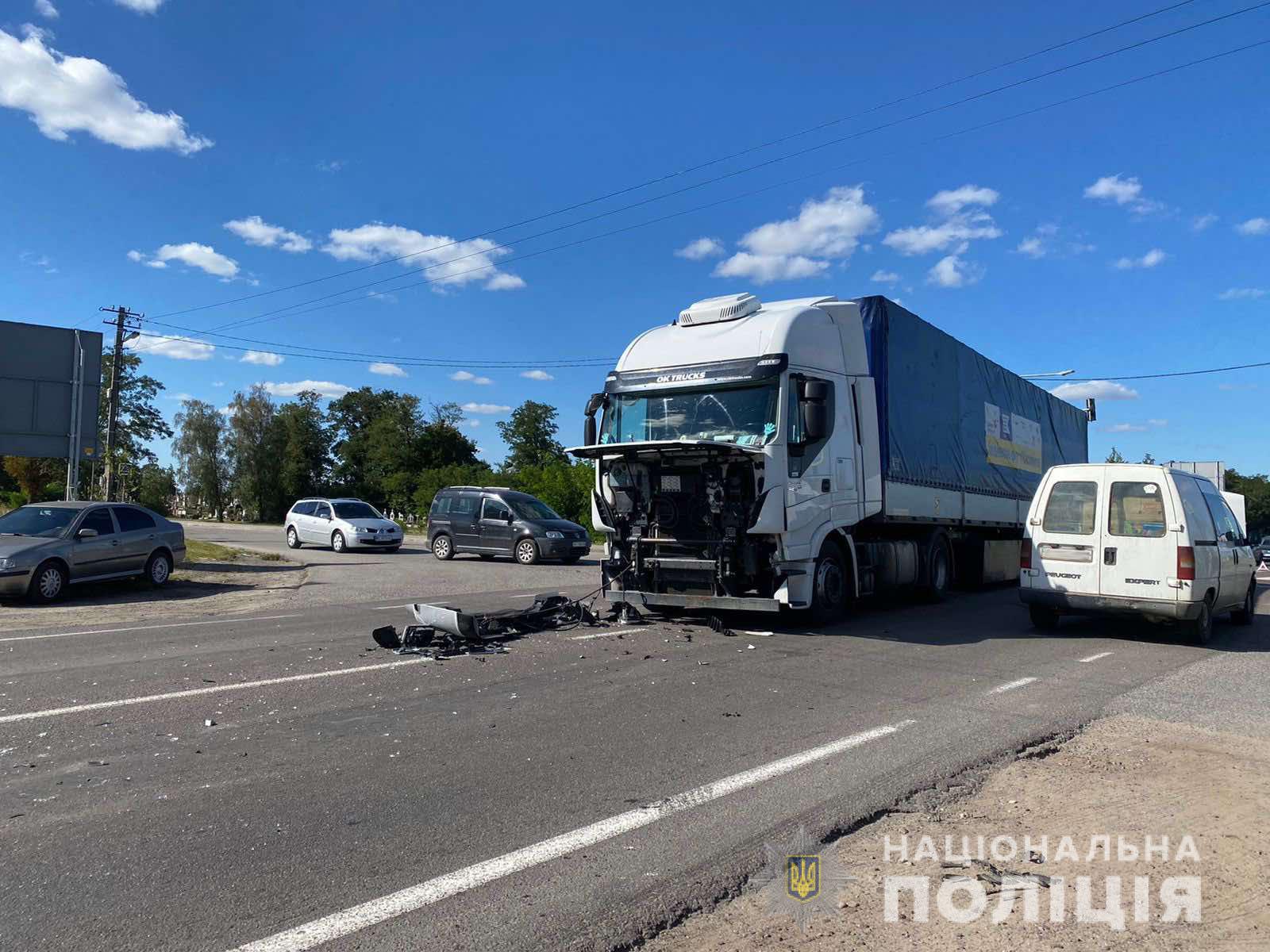 У Жовкві зіткнулися «Шкода» і фура: водій легковика потрапив до лікарні