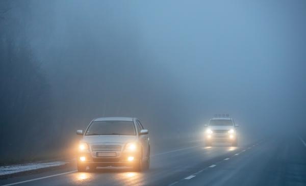 Із 1 жовтня водіям треба вмикати фари за містом