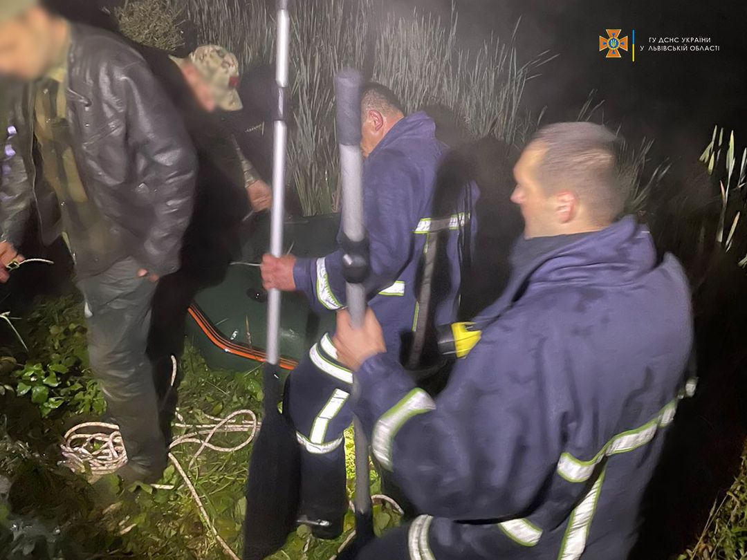 Львів’янин уночі застряг посеред озера на Стрийщині: його врятували надзвичайники