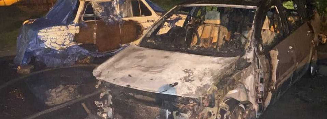 У Львові на парковці спалахнула автівка: два сусідні авто пошкоджені