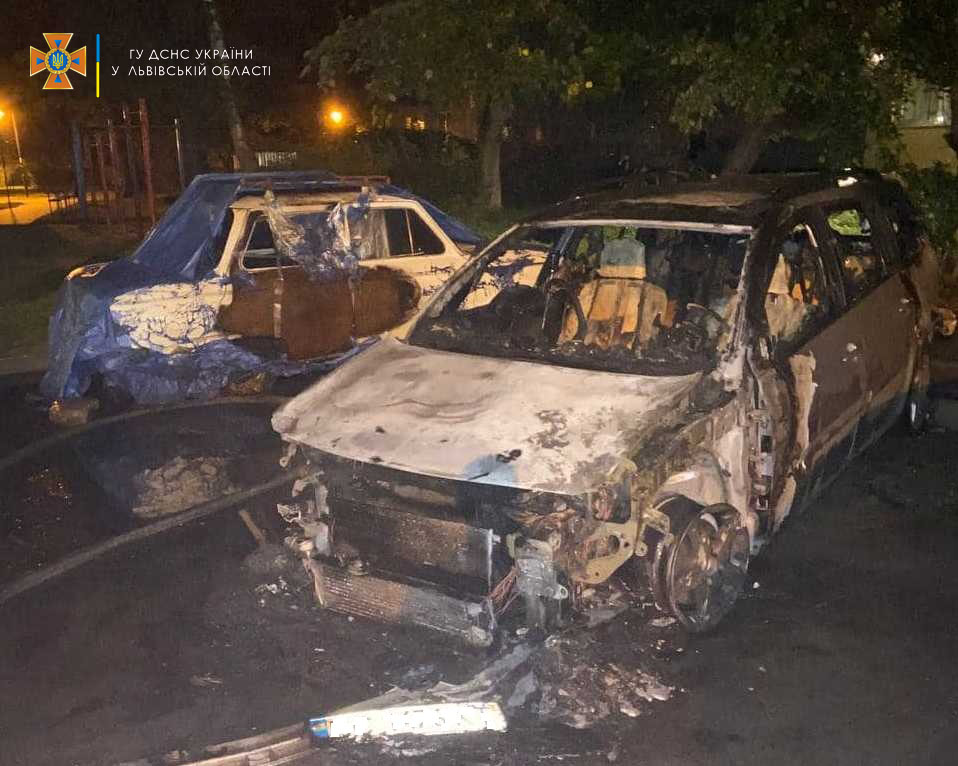 У Львові на парковці спалахнула автівка: два сусідні авто пошкоджені