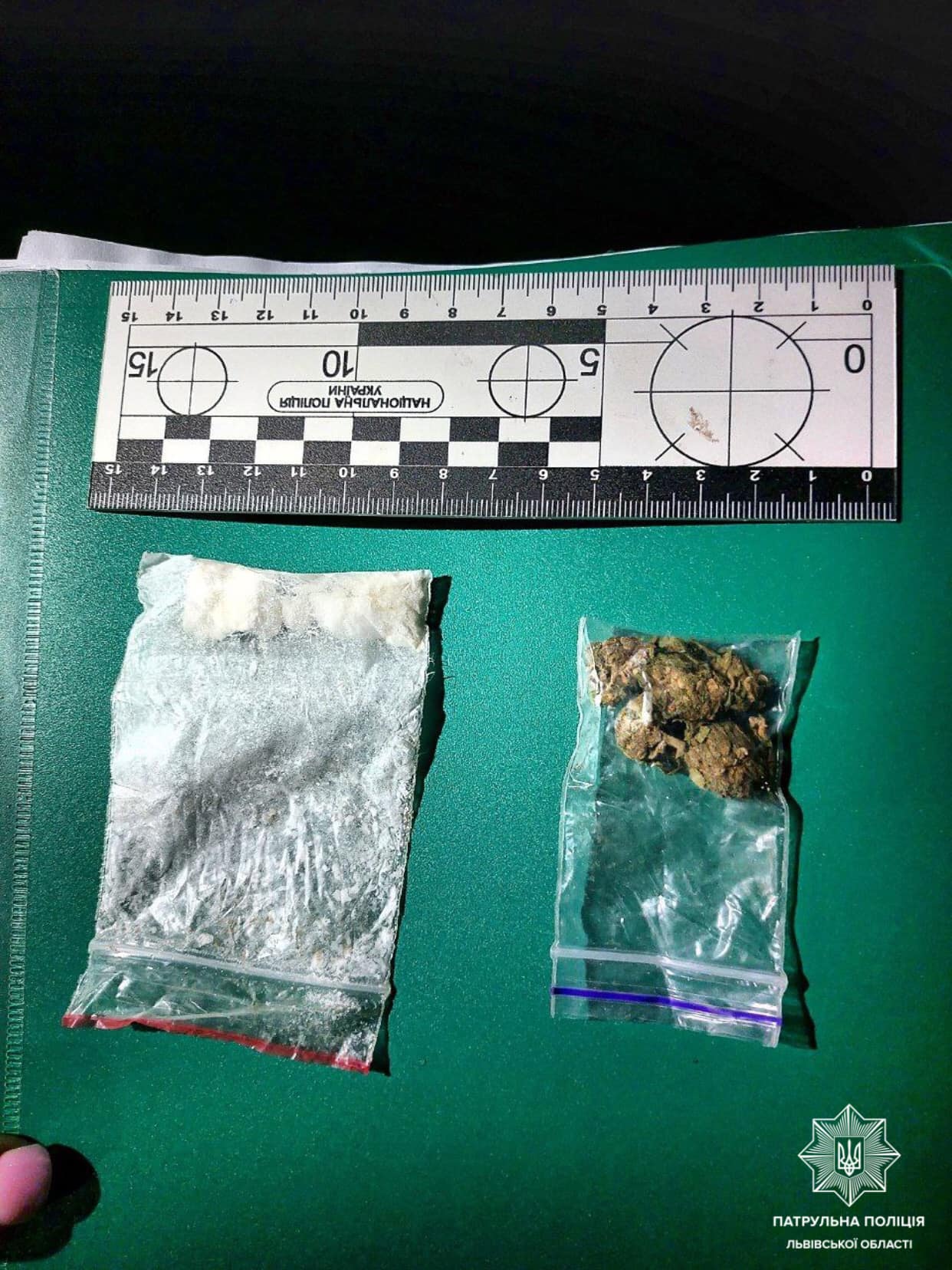 У Львові патрульні виявили п’ятьох чоловіків, які мали при собі наркотики