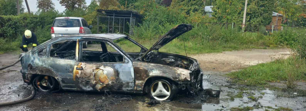 «Opel kadet» вигорів вщент під час пожежі в Бориславі