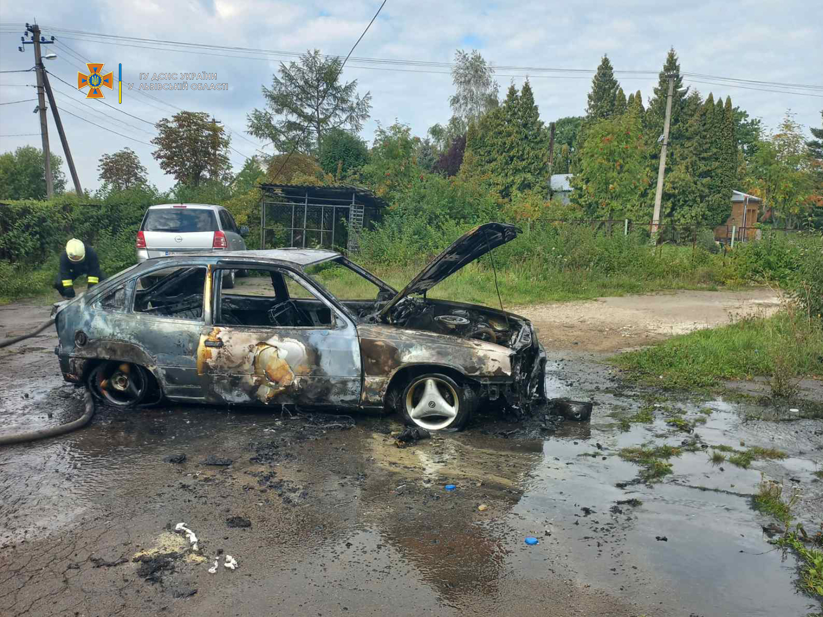 «Opel kadet» вигорів вщент під час пожежі в Бориславі
