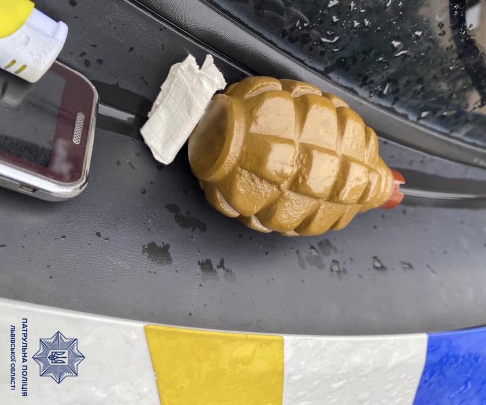 У Львові патрульні затримали п’яного чоловіка з гранатою