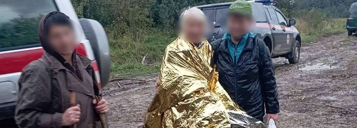 На Львівщині в лісі заблукали троє жінок: їх шукали за допомогою собаки і гелікоптера